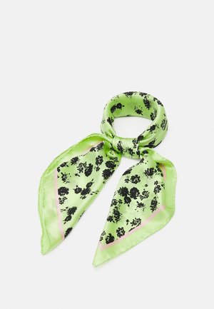 Lysegrønt silketørklæde med sort blomsterprint og tynd pink kant, bundet i en løkke med to ender hængende ned.