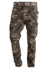 Pantalon cargo camouflage dans des tons de vert et de marron avec poches latérales, ceinture et coupe ample. Fabriqué en tissu durable avec une finition texturée.