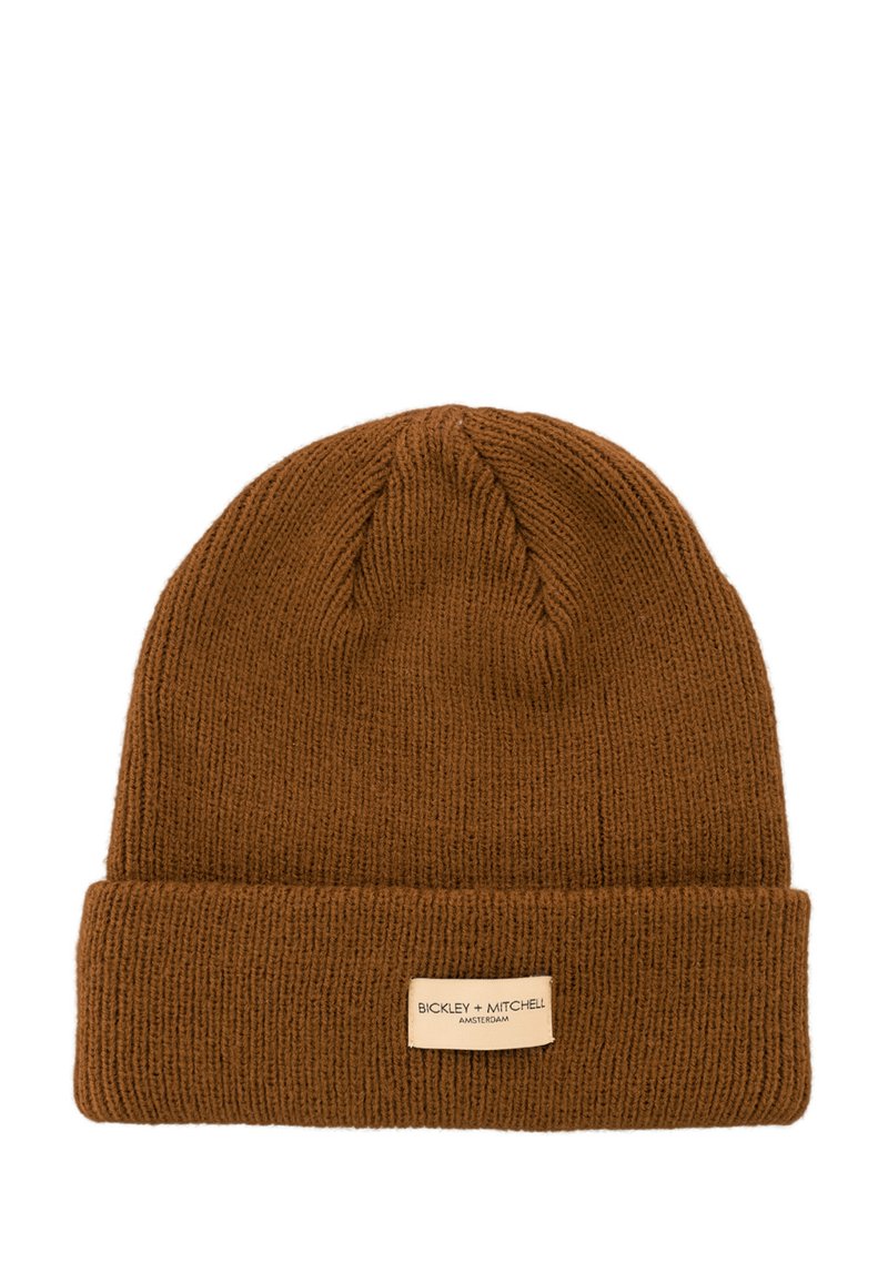 Brązowa dziana czapka beanie z podwiniętym brzegiem, prążkowaną teksturą i jasnym metkiem z logo "BICKLEY + MITCHELL".
