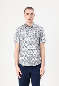 Kortermet skjorte med knapper som har en hvit bakgrunn med et blått blomstermønster. Laget av lett stoff, vanlig passform.
