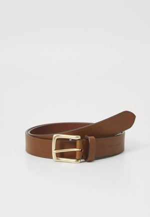 Ceinture en cuir brun avec une finition lisse, dotée d'une boucle en métal doré et d'un léger rétrécissement vers l'extrémité. Gravure sur le côté intérieur.
