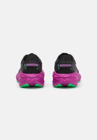 Zapatillas de running negras con una parte superior texturizada, entresuela salpicada de color rosa y suela verde. Presenta acentos de logotipo morado en el talón.