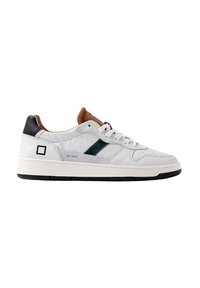 Baskets en cuir blanc avec des accents en suède vert et marron, bout rond, panneaux texturés, talon noir et lacets blancs. Détail de logo carré sur le côté.