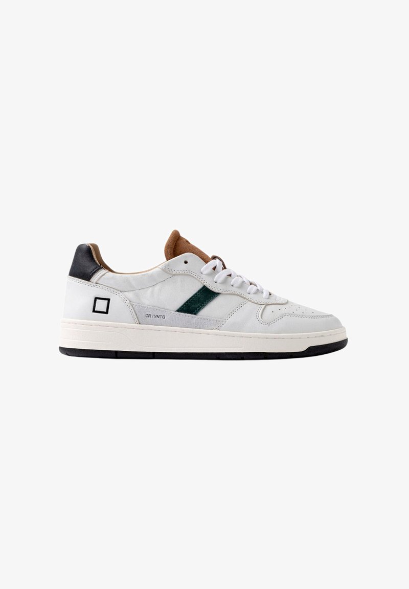 Zapatillas de cuero blanco con detalles en ante verde y marrón, puntera redondeada, paneles texturizados, talón negro y cordones blancos. Detalle del logotipo cuadrado en el lateral.