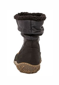 Bota negra con un forro suave y esponjoso en la parte superior, parte superior de tela texturizada, suela de goma con un empeine con patrón y una silueta elegante.