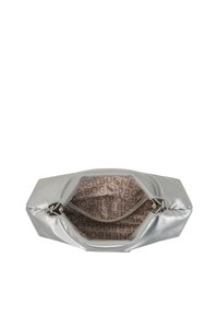 Borsa a tracolla metallica argento con una texture liscia e una forma rettangolare. L'interno presenta un motivo con logo stampato in beige.