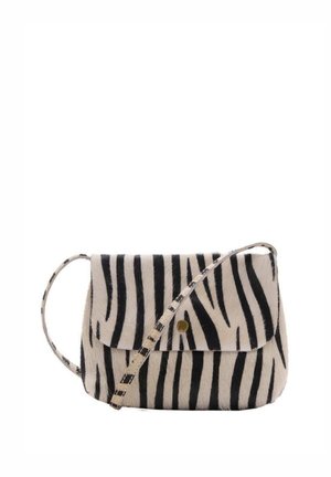 Borsa a tracolla con stampa zebra realizzata in morbido tessuto, caratterizzata da strisce bianche e nere, chiusura a patta e tracolla removibile con dettagli dorati.