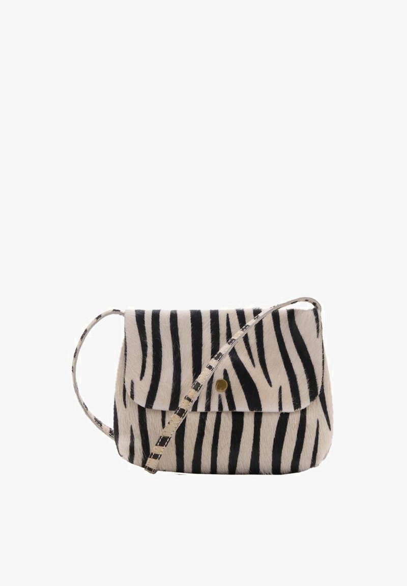 Borsa a tracolla con stampa zebra realizzata in morbido tessuto, caratterizzata da strisce bianche e nere, chiusura a patta e tracolla removibile con dettagli dorati.