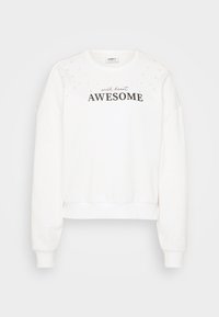 Weißes Sweatshirt mit dem Aufdruck "wild heart AWESOME" in Schwarz, verziert mit kleinen klaren Edelsteinen auf den Schultern, hat ein cropped Design und gerippte Bündchen.