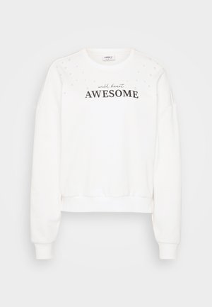 Hvit genser med teksten "vilt hjerte FANTASTISK" i svart, dekorert med små klare steiner på skuldrene, har en cropped design og ribbestrikkede mansjetter.