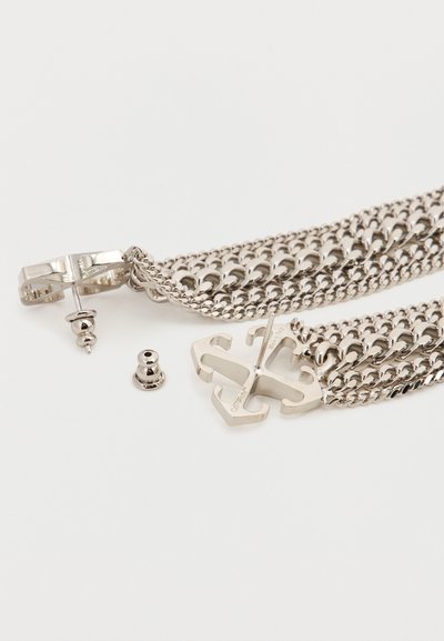 Ασημένια σκουλαρίκια με στρωματοποιημένες αλυσίδες και σταυρόμορφους σταγόνες, με πίσω μέρος πεταλούδας, σε λευκό φόντο.