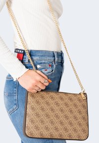 Guess ALISA - Bandolera - beige