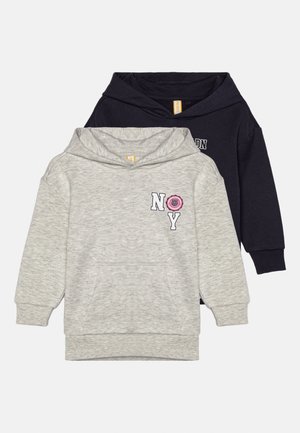 Deux sweat-shirts à capuche pour enfants, l'un gris clair avec l'inscription "NO Y" et un graphique de beignet rose, et l'autre uni bleu marine foncé, posés à plat.