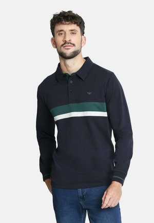 Polo de manga larga en color marino con un patrón a rayas verdes y blancas en el pecho, con cuello y tapeta de tres botones. Textura de tela suave.