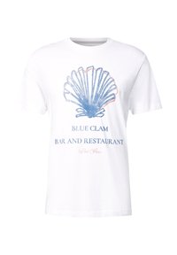 Bílá bavlněná tričko s modrou a červenou grafikou mušle a textem "BLUE CLAM BAR AND RESTAURANT" níže. Krátké rukávy, kulatý výstřih.