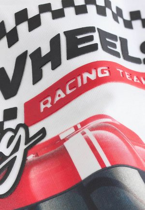 Material alb cu grafică neagră și roșie, având un temă de curse, inclusiv text și un model în carouri. Textura pare netedă și imprimată.