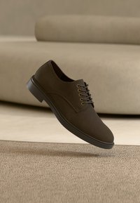 Επιλέχθηκε, dark brown