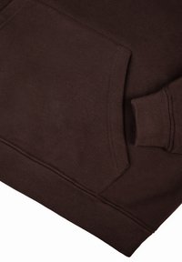 Sudadera marrón con una textura suave, puños y dobladillo acanalados, y un bolsillo frontal con sutiles acentos de costura.