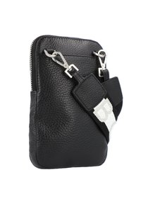 Borsa a tracolla nera in pelle con superficie testurizzata, hardware in argento, chiusura con zip e una fascia in tessuto a contrasto con logo.
