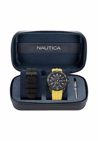 Reloj Nautica negro y amarillo con esfera redonda, marcadores blancos y correa de silicona amarilla, dentro de una caja rígida azul marino con interior negro.