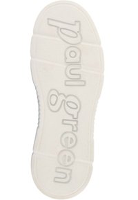 Biała gumowa podeszwia tenisówki z teksturowanym gripem i wytłoczonym brandingiem "paul green" w subtelnym odcieniu szarości. Okrągłe krawędzie z podzielonymi rowkami.