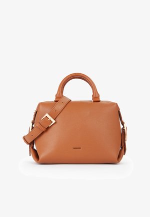 Bolso de mano de cuero marrón con textura, con un asa superior y una correa para el hombro ajustable que cuenta con una hebilla dorada.