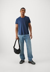 Abercrombie & Fitch - ICON CREW TEE 3 PACK  - T-shirt basic - dark blue/white/mottled grey Immagine in miniatura 1