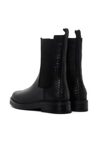 Zwarte Chelsea-boots met een gladde leren voorkant en een gepectorde slangenprint aan de achterkant. Voorzien van elastische zijkanten en een lage, stevige hak.