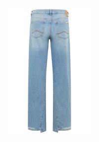 Šviesiai mėlynos plačios kojos džinsai, pagaminti iš džinsinio audinio, turintys galines kišenes su kalno formos siuvinėjimu ir įpjovimus apačioje.