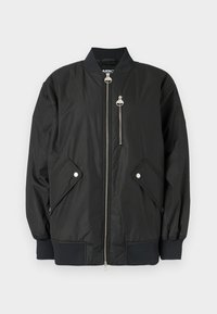 Μαύρο bomber μπουφάν με φερμουάρ, ριμπ γιακά και μανσέτες, πλαϊνές τσέπες και μικρή τσέπη στο στήθος με φερμουάρ. Κατασκευασμένο από λείο, ελαφρύ ύφασμα.