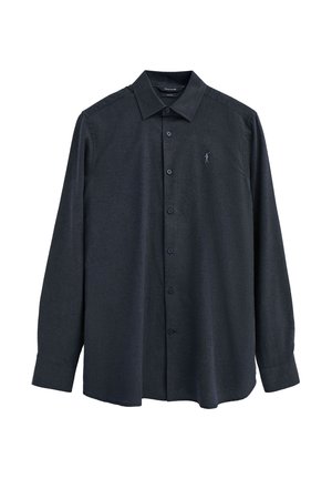 Camisa negra de manga larga con botones, cuello y un logo sutil bordado en el lado izquierdo del pecho.