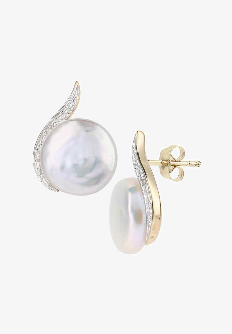 Valged pärl kõrvarõngad, millel on kaardus kuldne aksent ja teemanti meenutav kaunistus äärel. Sile, läikiv pind elegantse disainiga.