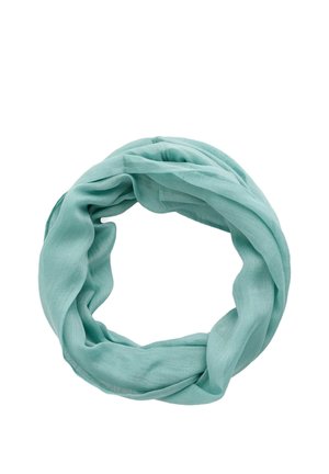 Licht turquoise zachte stoffen sjaal in een oneindige lus gedraaid op een witte achtergrond.