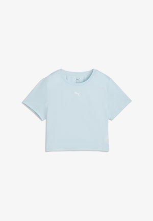 T-shirt court bleu clair en tissu lisse, doté de manches courtes et d'un col rond, avec un logo blanc sur le devant.
