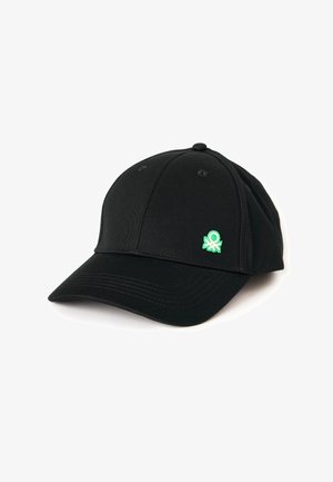 Cappellino da baseball nero con visiera curva e piccolo logo verde ricamato sul pannello anteriore sinistro su sfondo bianco.