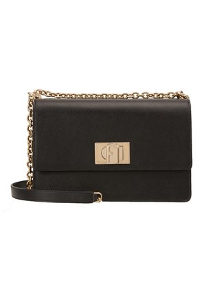 Czarna skórzana torebka crossbody o strukturalnym designie, złotym metalowym wykończeniu i łańcuszkowym pasku. Posiada zamek z wytłoczonym logo oraz gładką teksturę.