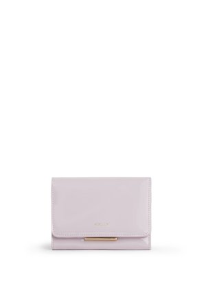 Portafoglio in pelle rosa chiaro con chiusura a patta, piccolo dettaglio barra dorata e nome del marchio discretamente impresso al centro davanti.