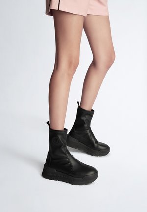 Keilstiefelette - black