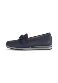 Navy blauwe instapschoenen met een gestructureerde afwerking, voorzien van een decoratieve strik op de wreef en een grijze rubberen zool met een lichte hak.