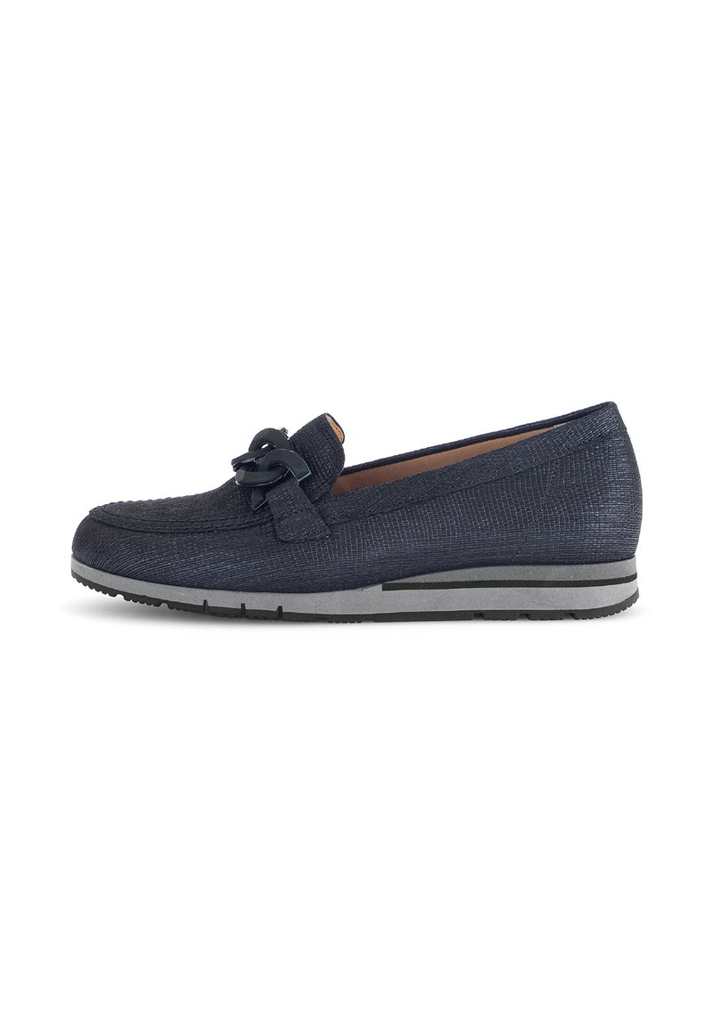 Navy blauwe instapschoenen met een gestructureerde afwerking, voorzien van een decoratieve strik op de wreef en een grijze rubberen zool met een lichte hak.