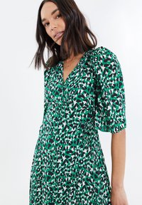 Threadbare SODA WRAP - Vestito casual - green leoapard