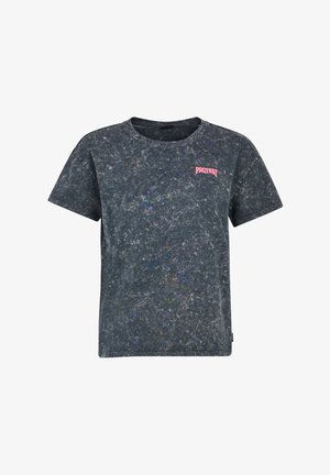 Korte mouwen T-shirt in donkerblauw met een gestructureerde afwerking. Voorzien van een roze "PROTEST" logo op de borst. Ronde halslijn en een losse pasvorm.