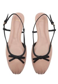 Svijetloružičaste balerinke s zaobljenim vrhom, crnim trakama i detaljem mašne sprijeda. Izrađene od mekanog materijala s glatkom teksturom.