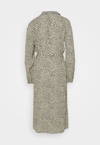 Abito a maniche lunghe in tessuto verde con una stampa bianca astratta. Presenta un colletto da camicia, una cintura in vita e una silhouette dritta.