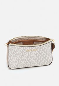 Beige Umhängetasche mit MK-Monogramm-Muster. Hardware in Goldoptik, Reißverschluss oben und braune Lederbesätze. Geräumiges Innenfach.
