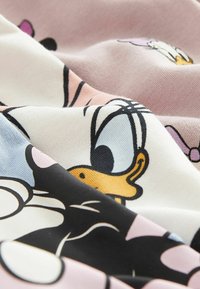 Tessuto di cotone con una stampa dai colori pastello raffigurante personaggi animati, con contorni neri ben definiti e texture che riflettono il design.