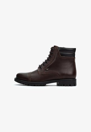 Stivaletto in pelle marrone con finitura testurizzata, punta rotonda, accentuazione nera al collo e suola robusta con lacci e dettagli di cucitura discreti.