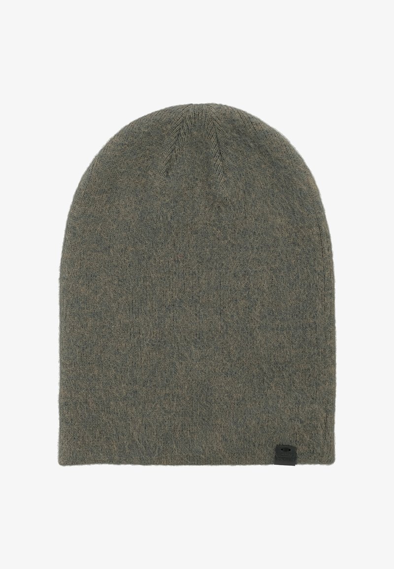 Graue gestrickte Mütze mit weicher Textur, schmaler Form und einem kleinen schwarzen Etikett am unteren Rand. Keine Muster oder sichtbaren Hardwaredetails.