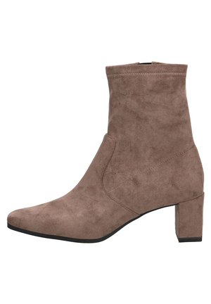 Bottine en daim taupe avec talon bloc, bout pointu et fermeture éclair latérale sur fond blanc.