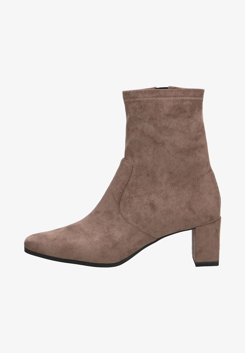 Bottine en daim taupe avec talon bloc, bout pointu et fermeture éclair latérale sur fond blanc.